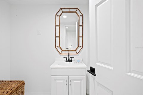 House in Indian Shores, Florida 4 bedrooms, 297.94 sq.m. № 1801670 - photo 9