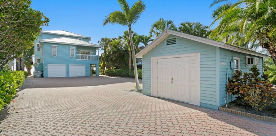 House in Indian Shores, Florida 4 bedrooms, 297.94 sq.m. № 1801670