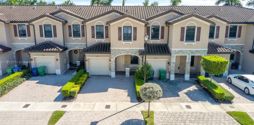 Adosado en Homestead, Florida 3 dormitorios, 157.66 m2 № 1965967