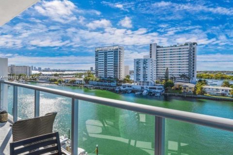 Condo in North Bay Village, Florida, 1 bedroom  № 2055319 - photo 5