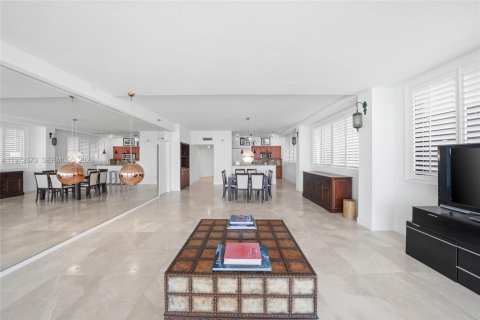 Condo in Miami, Florida, 2 bedrooms № 2046828 - photo 13
