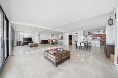 Condo in Miami, Florida, 2 bedrooms № 2046828 - photo 12