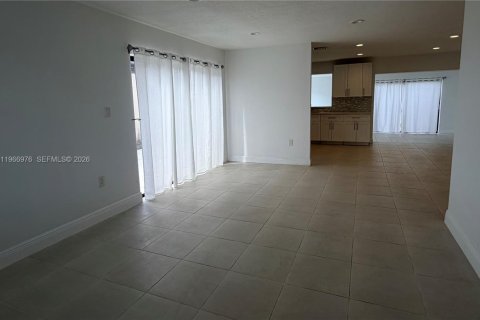 Снять в аренду виллу или дом в Майами, Флорида 3 спальни, 147.9м2, № 2028404 - фото 5