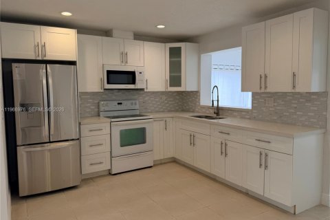 Снять в аренду виллу или дом в Майами, Флорида 3 спальни, 147.9м2, № 2028404 - фото 4