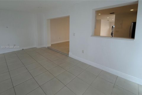 Снять в аренду виллу или дом в Майами, Флорида 3 спальни, 147.9м2, № 2028404 - фото 10