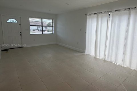 Снять в аренду виллу или дом в Майами, Флорида 3 спальни, 147.9м2, № 2028404 - фото 6