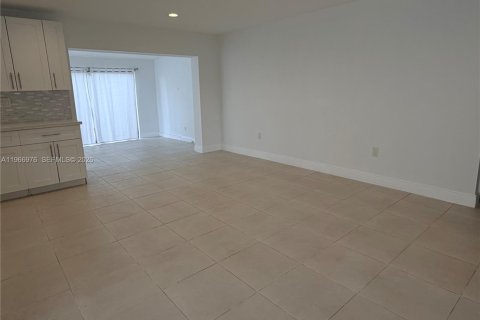 Снять в аренду виллу или дом в Майами, Флорида 3 спальни, 147.9м2, № 2028404 - фото 7