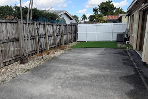 Снять в аренду виллу или дом в Майами, Флорида 3 спальни, 147.9м2, № 2028404 - фото 3