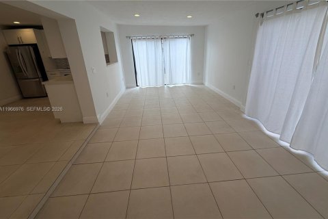 Снять в аренду виллу или дом в Майами, Флорида 3 спальни, 147.9м2, № 2028404 - фото 8