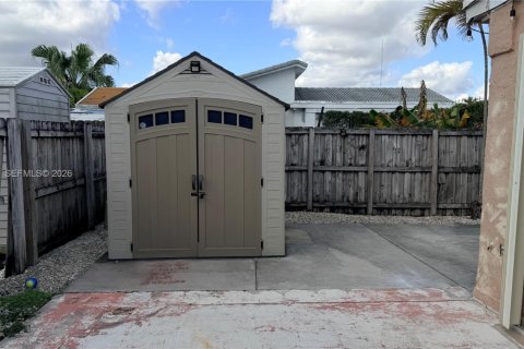 Снять в аренду виллу или дом в Майами, Флорида 3 спальни, 147.9м2, № 2028404 - фото 2