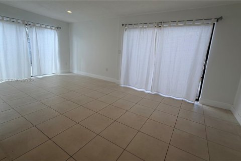 Снять в аренду виллу или дом в Майами, Флорида 3 спальни, 147.9м2, № 2028404 - фото 9