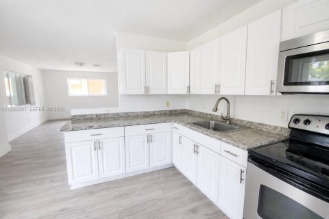 House in Fort Lauderdale, Florida 3 bedrooms, 100.98 sq.m. № 2055229 - photo 5