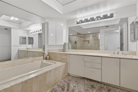 Condo in Aventura, Florida, 3 bedrooms  № 2185906 - photo 14