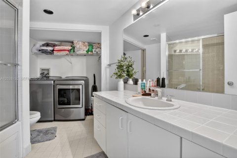 Condo in Aventura, Florida, 3 bedrooms  № 2185906 - photo 22