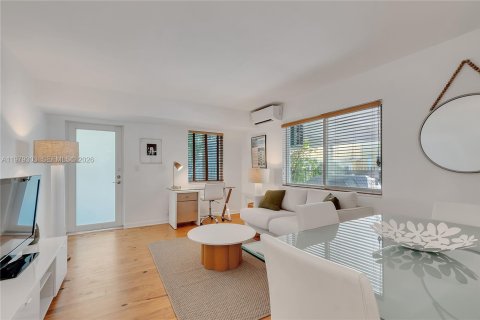 Condo in Miami Beach, Florida  № 2053081 - photo 2