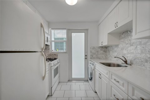 Condo in Miami Beach, Florida  № 2053081 - photo 4