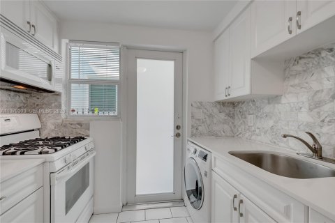 Condo in Miami Beach, Florida  № 2053081 - photo 12