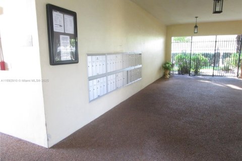 Condominio en venta en Lauderdale Lakes, Florida, 1 dormitorio, 63.55 m2 № 1957580 - foto 2