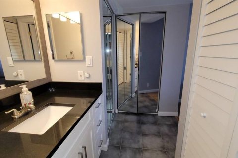 Снять в аренду кондоминиум в Порт-Шарлотт, Флорида 5 комнат, 77.85м2, № 1911519 - фото 16