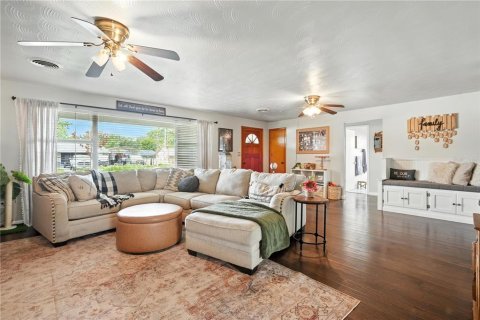 Casa en venta en Zephyrhills, Florida, 3 dormitorios, 212.93 m2 № 1821202 - foto 9