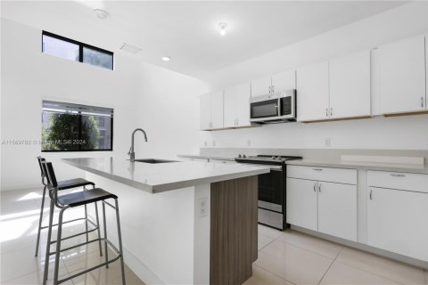 Condo in Doral, Florida, 2 bedrooms  № 1726811 - photo 9