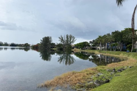 Condo in Pompano Beach, Florida, 1 bedroom № 2250097 - photo 16