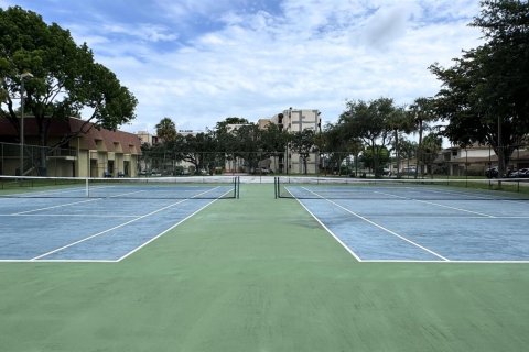 Condo in Pompano Beach, Florida, 1 bedroom № 2250097 - photo 14