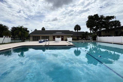 Condo in Pompano Beach, Florida, 1 bedroom № 2250097 - photo 11