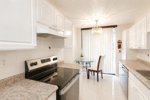 Condo in Pompano Beach, Florida, 1 bedroom № 2250097 - photo 4