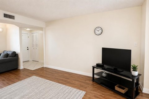 Condo in Pompano Beach, Florida, 1 bedroom № 2250097 - photo 6