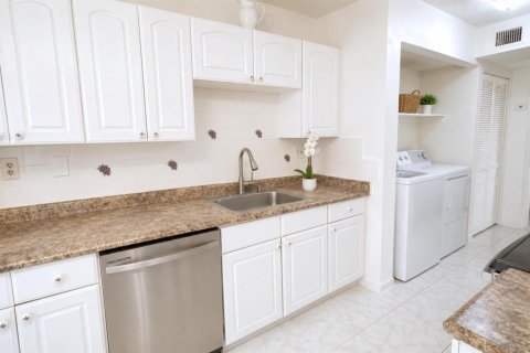 Condo in Pompano Beach, Florida, 1 bedroom № 2250097 - photo 5