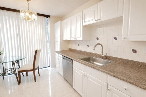 Condo in Pompano Beach, Florida, 1 bedroom № 2250097 - photo 3