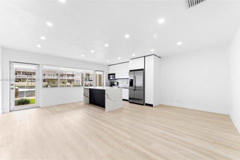 Condo in Fort Lauderdale, Florida, 1 bedroom  № 1939968 - photo 3