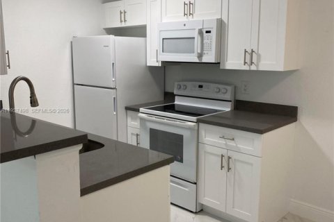 Condo in Miami, Florida, 1 bedroom  № 1995500 - photo 11