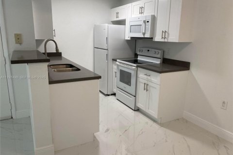 Condo in Miami, Florida, 1 bedroom  № 1995500 - photo 2
