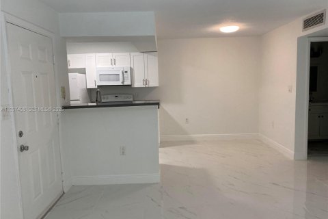 Condo in Miami, Florida, 1 bedroom  № 1995500 - photo 3