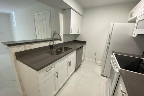 Condo in Miami, Florida, 1 bedroom  № 1995500 - photo 5