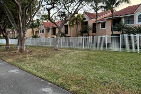 Condo in Miami, Florida, 1 bedroom  № 1995500 - photo 30