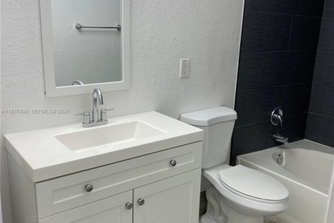 Condo in Miami, Florida, 1 bedroom  № 1995500 - photo 12