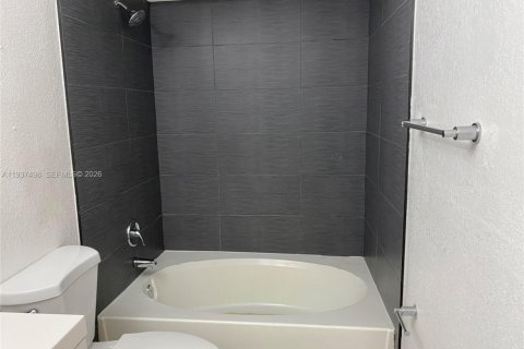 Condo in Miami, Florida, 1 bedroom  № 1995500 - photo 17