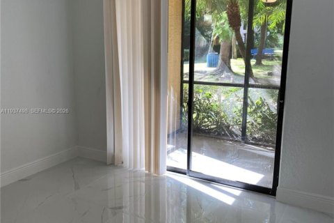 Condo in Miami, Florida, 1 bedroom  № 1995500 - photo 9