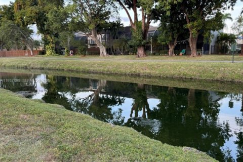 Condo in Miami, Florida, 1 bedroom  № 1995500 - photo 27