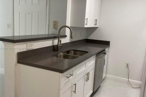 Condo in Miami, Florida, 1 bedroom  № 1995500 - photo 6