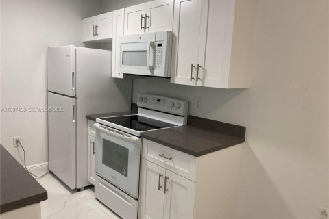 Condo in Miami, Florida, 1 bedroom  № 1995500 - photo 7