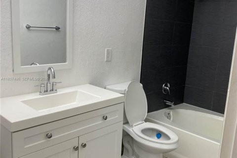 Condo in Miami, Florida, 1 bedroom  № 1995500 - photo 15