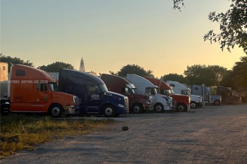 Commercial property in Miami, Florida № 2057722