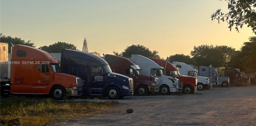 Commercial property in Miami, Florida № 2057722