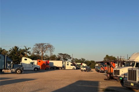 Commercial property in Miami, Florida № 2057722 - photo 14