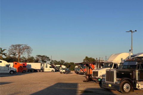 Commercial property in Miami, Florida № 2057722 - photo 11