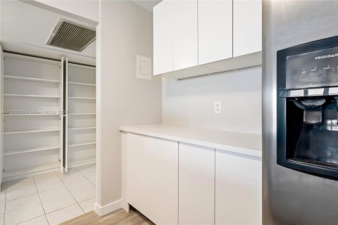 Condominio en venta en Hallandale Beach, Florida, 1 dormitorio, 76.18 m2 № 1817178 - foto 2